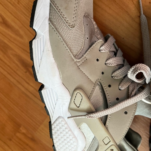 Nike - Picture 3 of 4